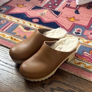 Women's Tan Clogs with Shearling Lining